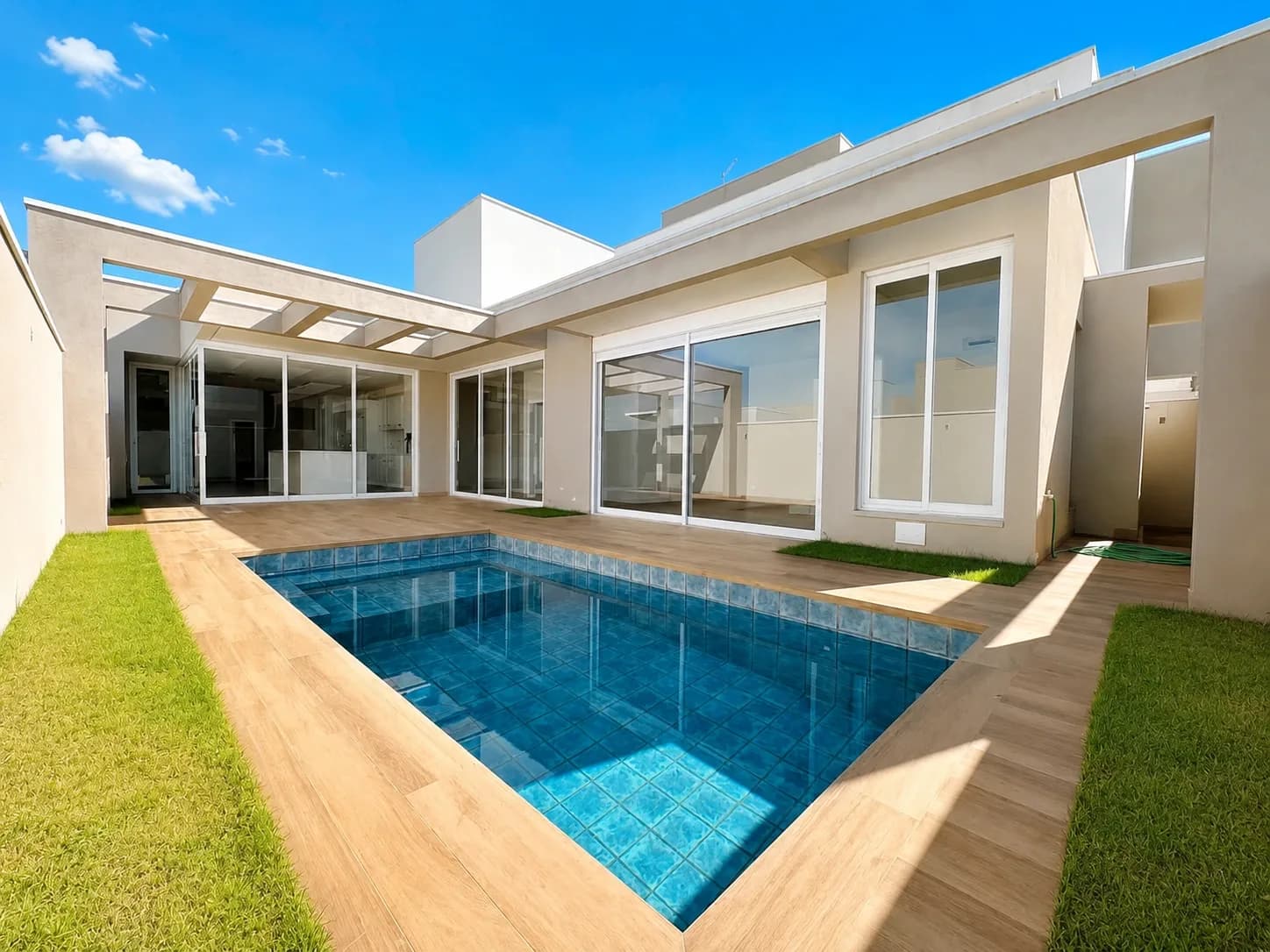 Casa Térrea de Luxo À Venda No Cond. Santorini Com Piscina
