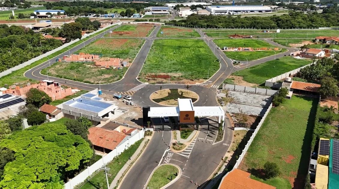Terreno À Venda de 308m² No Residencial Luiza, Com Piscina e Academia No Condomínio