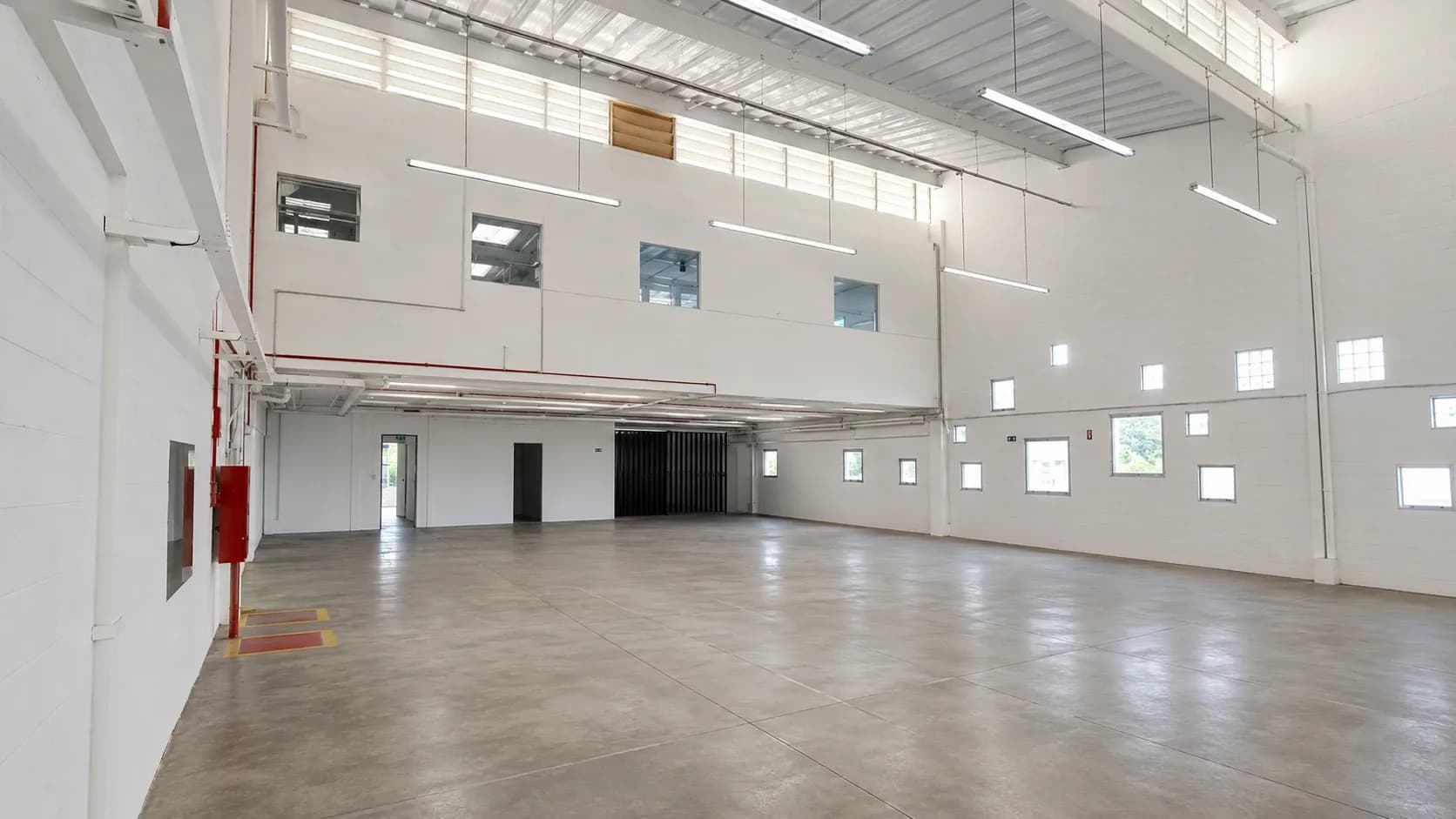 Galpão 1800m² Em Parque Rural Fazenda Santa Cândida Com 20 Vagas de Garagem