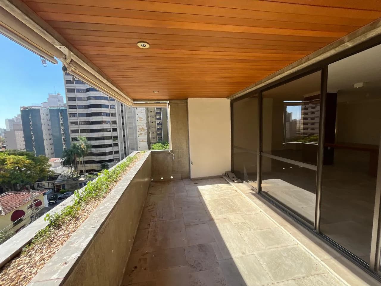 Apartamento 5 Quartos No Cambuí Com 3 Vagas Cobertas, Semi Mobiliado