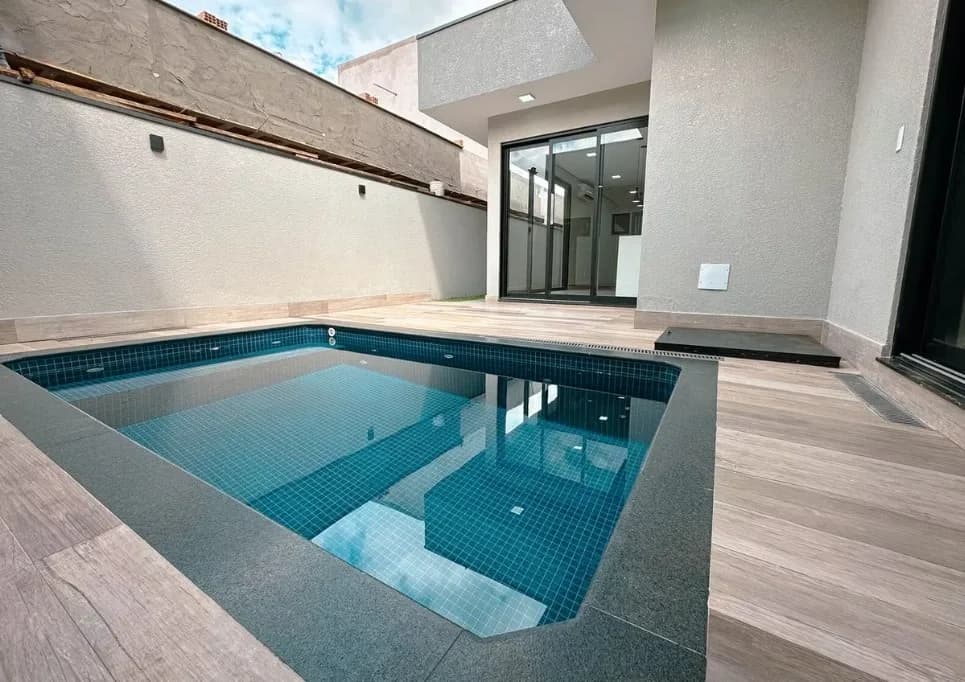 Casa de Luxo À Venda No Condomínio Santorini | 4 Suítes e Piscina