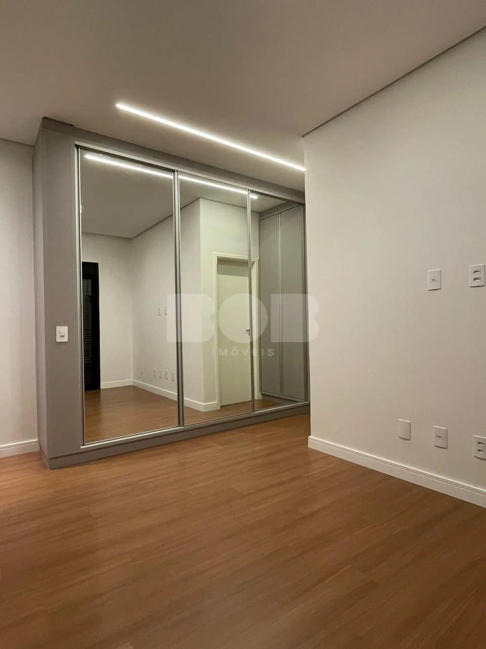 Casa Térrea de Luxo À Venda No Condomínio Residencial Royal Garden Com Planejados Completos