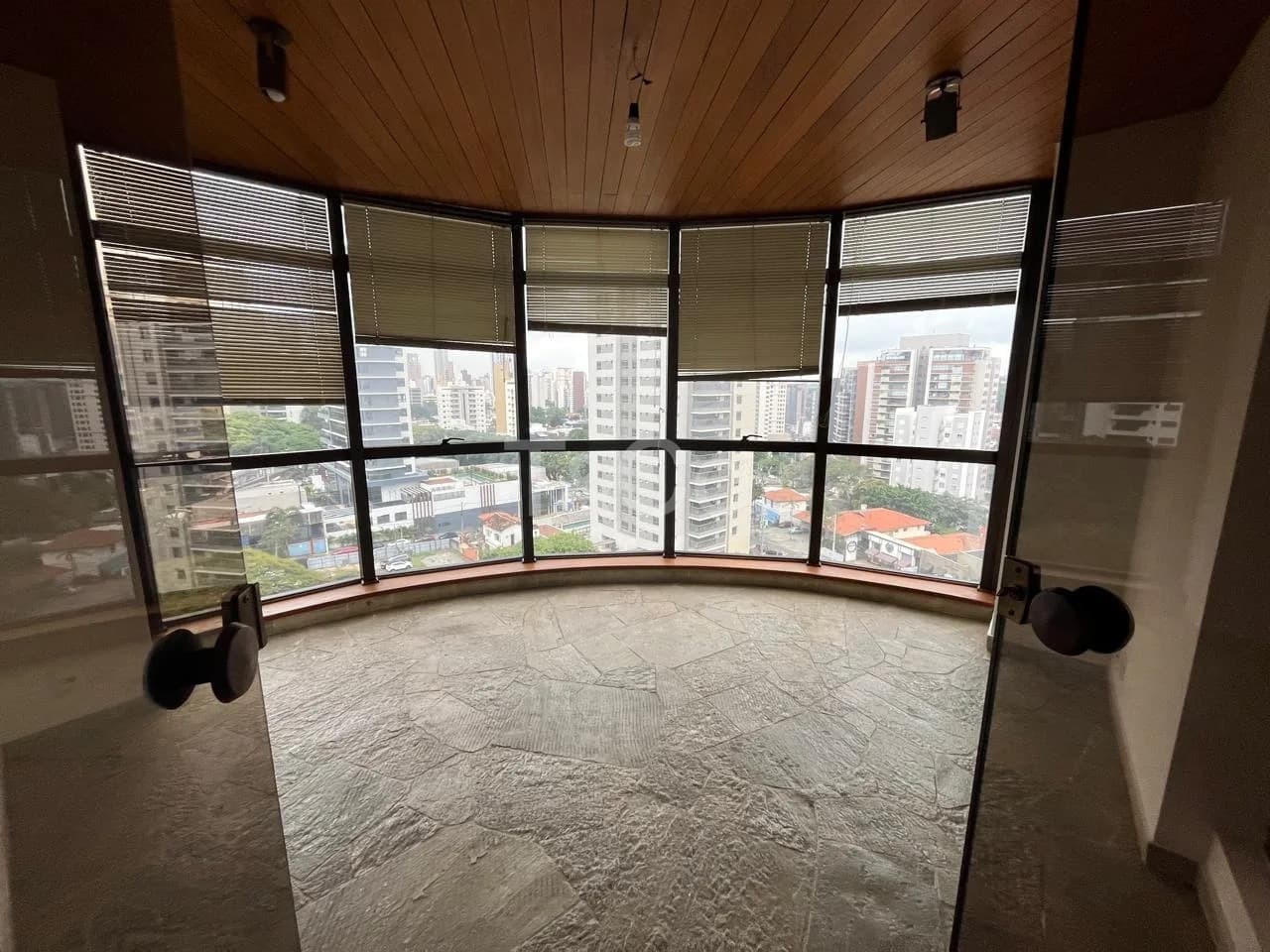 Apartamento 3 Suítes No Cambuí Sem Vizinho Lateral, Vista Para Piscina