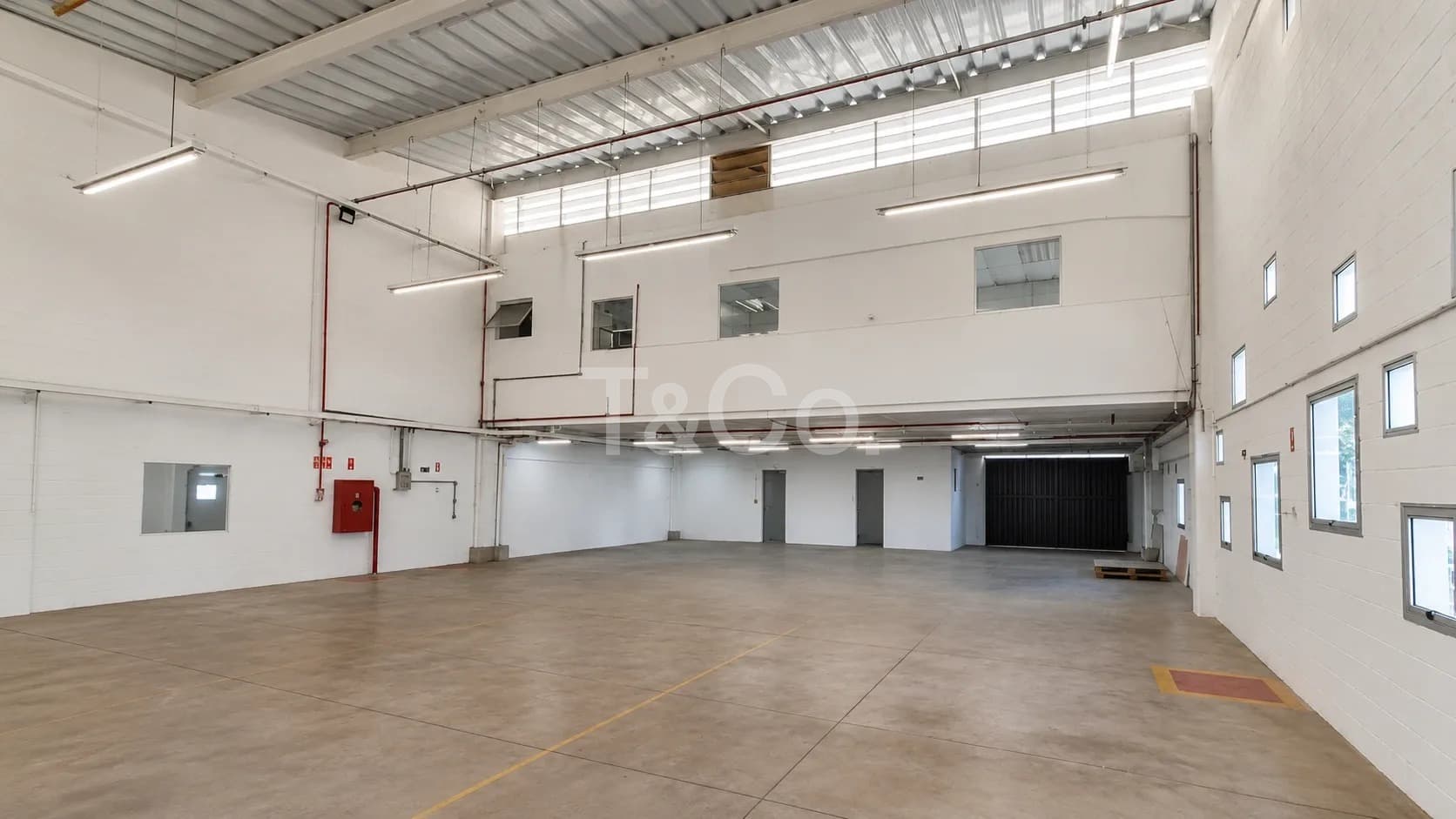 Galpão 1800m² Em Parque Rural Fazenda Santa Cândida Com 20 Vagas de Garagem