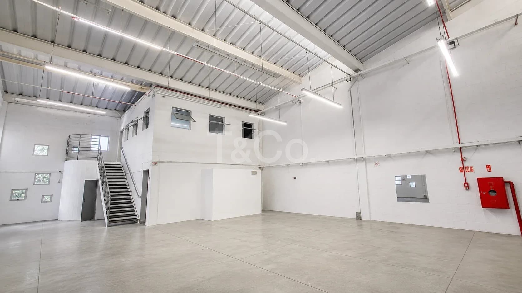 Galpão 1800m² Em Parque Rural Fazenda Santa Cândida Com 20 Vagas de Garagem