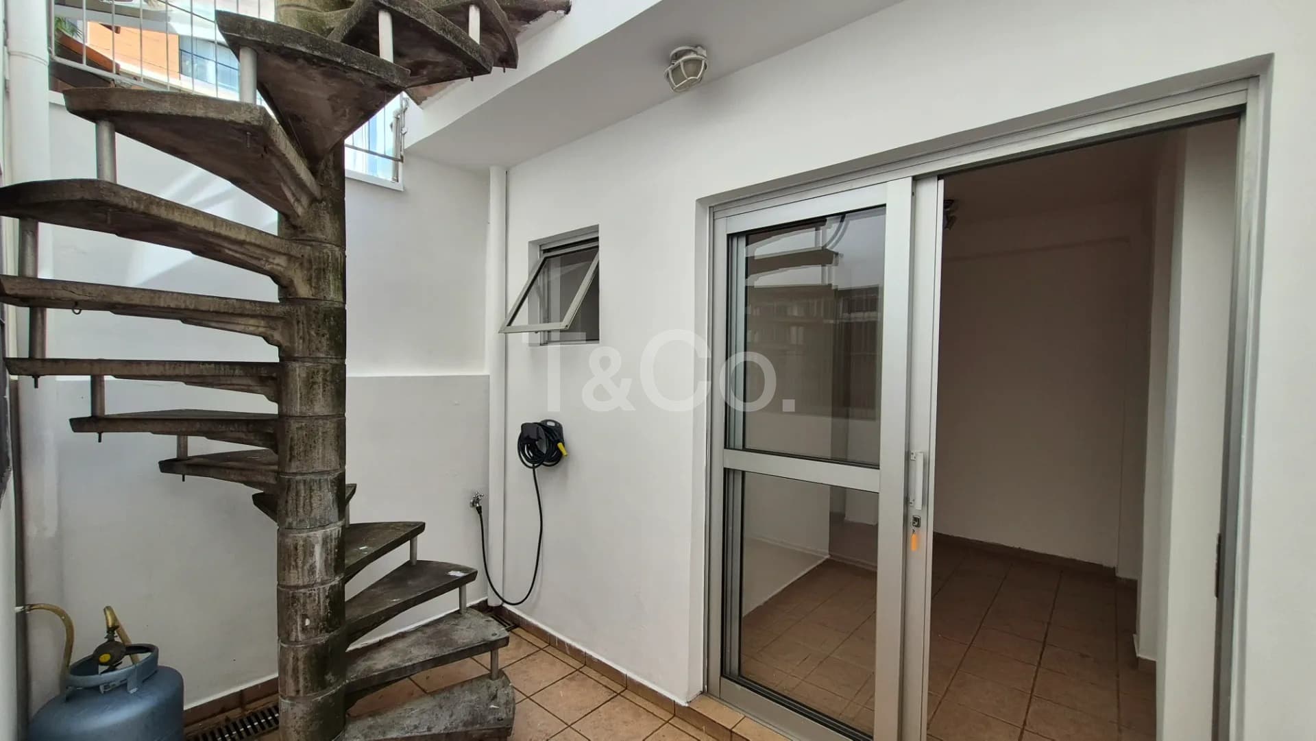 Casa 2 Quartos Ao Lado do Metrô Com Vaga Coberta e Espaço Para Escritório