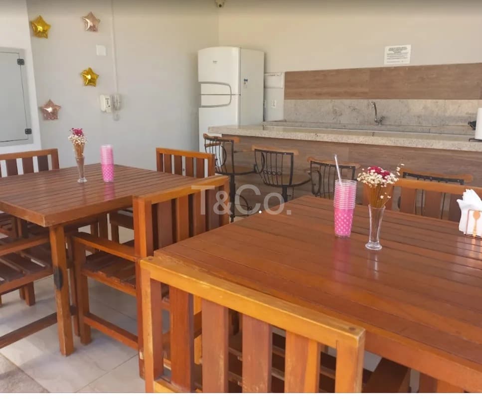 Apartamento de 2 Dormitórios Com Vagas de Garagem e Sacada