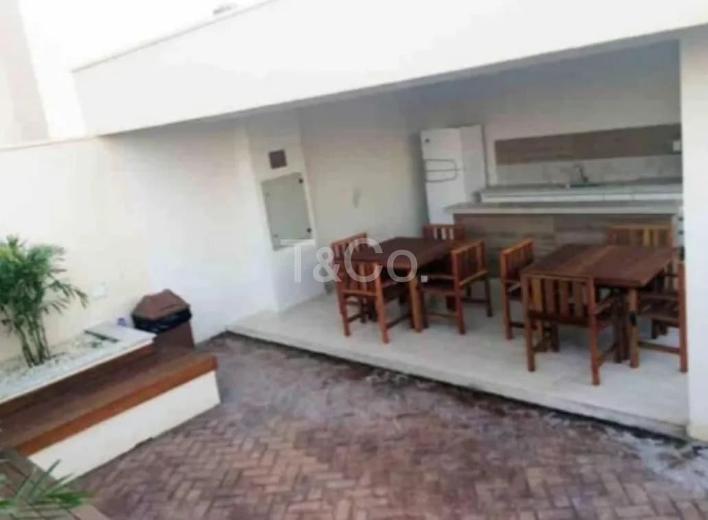 Apartamento de 2 Dormitórios Com Vagas de Garagem e Sacada