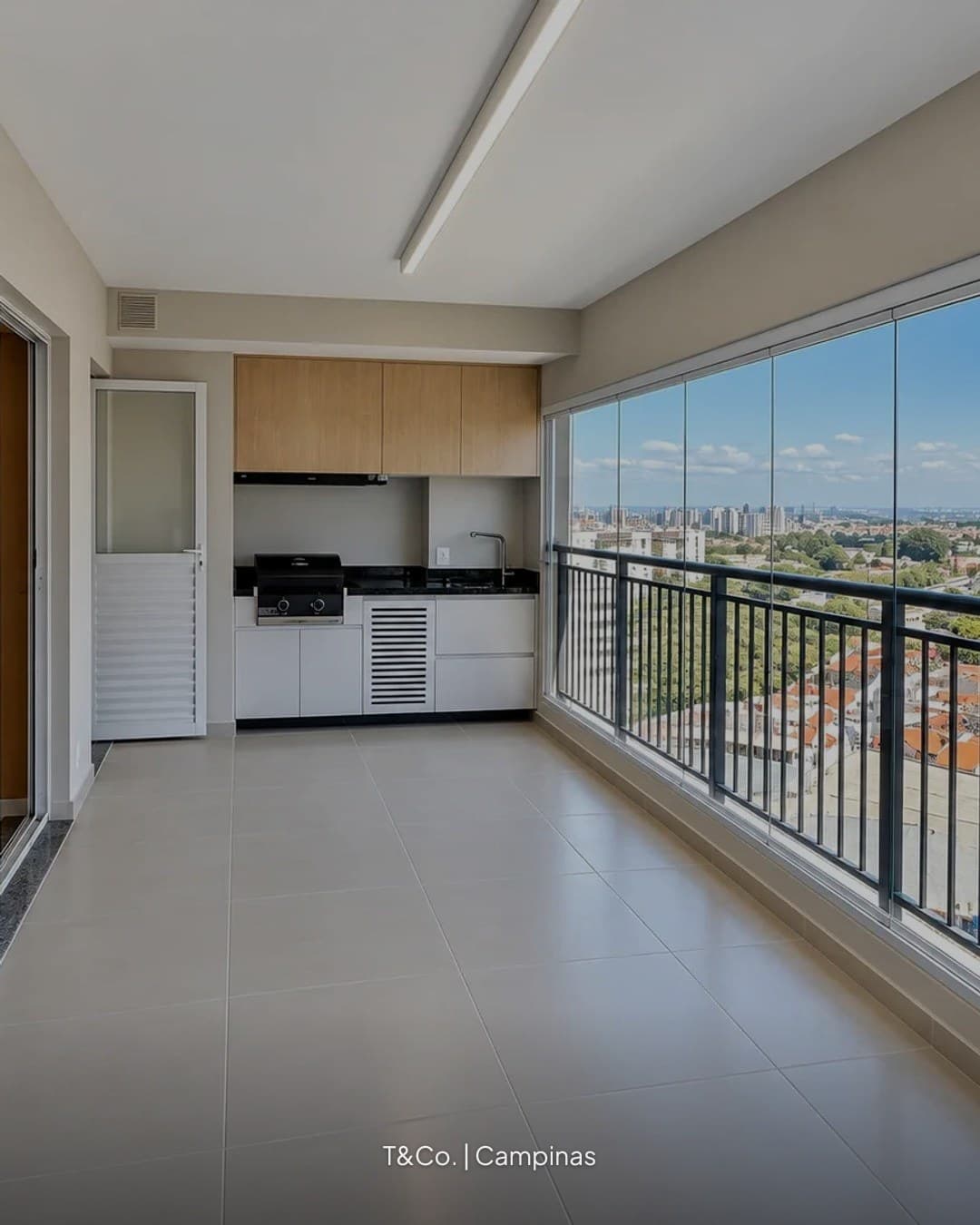 Apartamento para alugar no Living Blend, no Bonfim, em Campinas. 🏙️
Andar alto, de frente e com face norte: luz natura