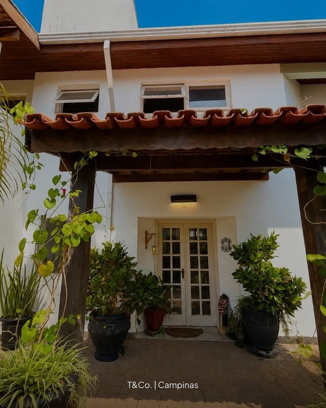 Empreendimento: Caminhos de San Conrado
R$ 1.250.000,00 | 1 Suíte | 2 Vagas | 286,17m² Área Construída | 579,8m² Terren