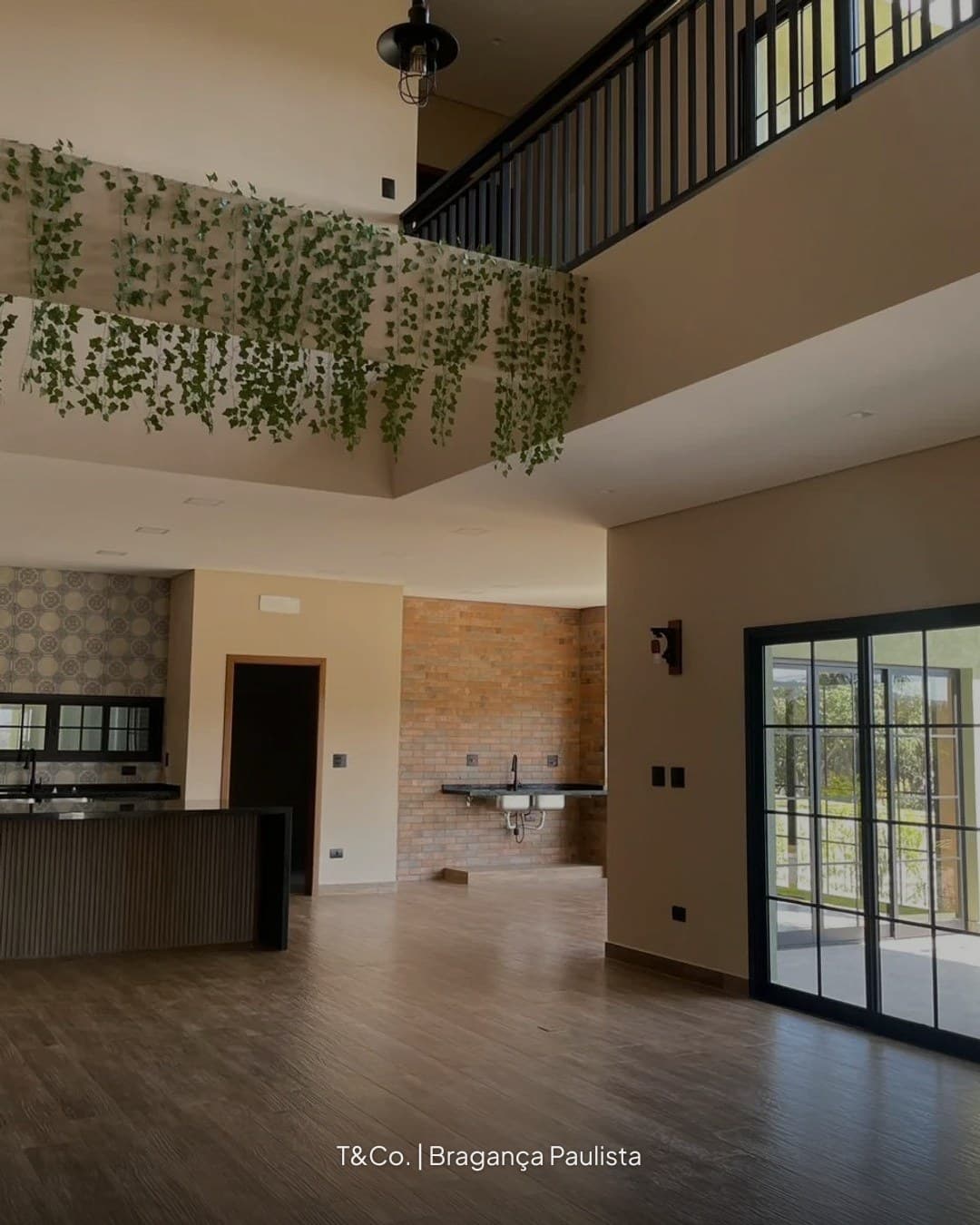 Empreendimento: San Vitale
R$ 2.450.000,00 | 4 Suítes | 4 Vagas | 307,6m² Área Útil | 350m² Terreno | Cond. R$ 549,00