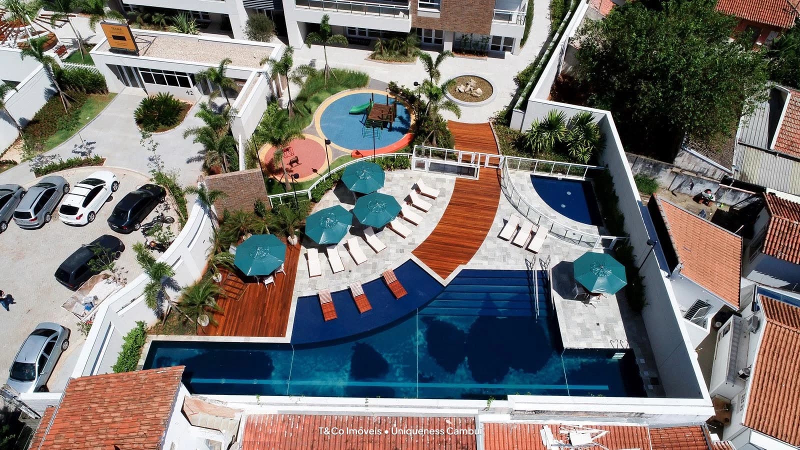 Uniqueness Cambuí em Cambuí, Campinas: Vista aérea da área de lazer, com piscinas, solarium e playground