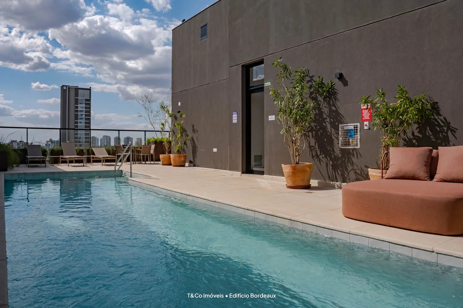 Edifício Bordeaux em Cambuí, Campinas: Piscina com vista da cidade