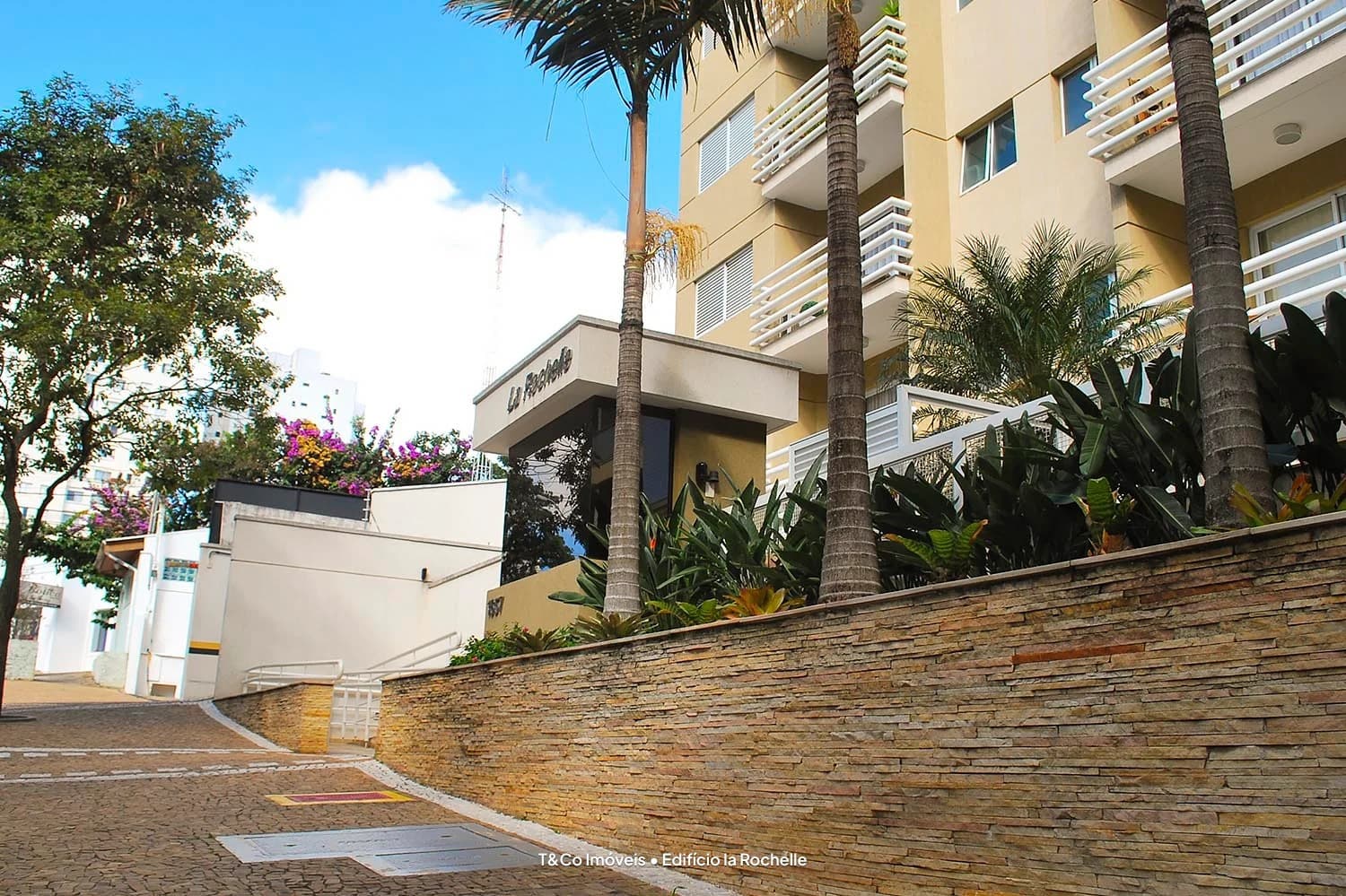 Edifício la Rochelle em Cambuí, Campinas: Entrada e jardim do La Rochelle, na Rua Maria Monteiro
