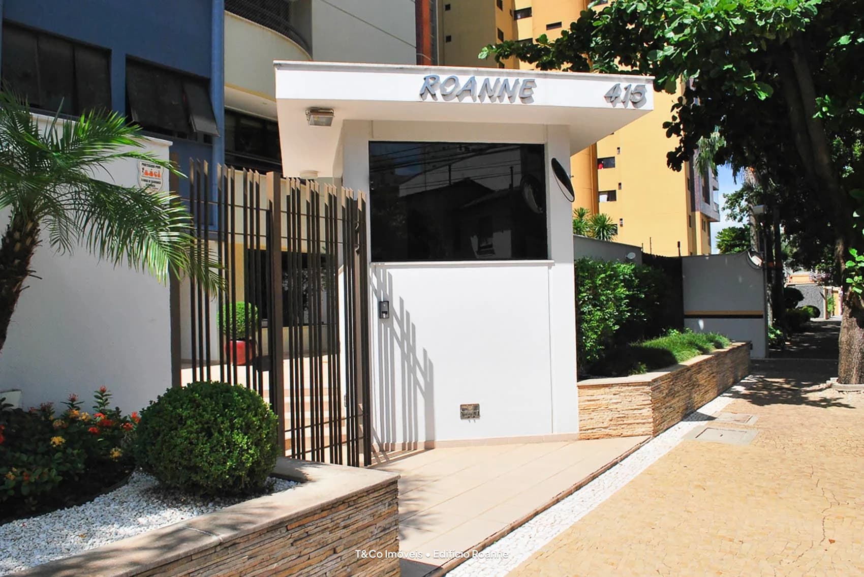 Edifício Roanne em Cambuí, Campinas: Fachada do Edifício Roanne com as varandas