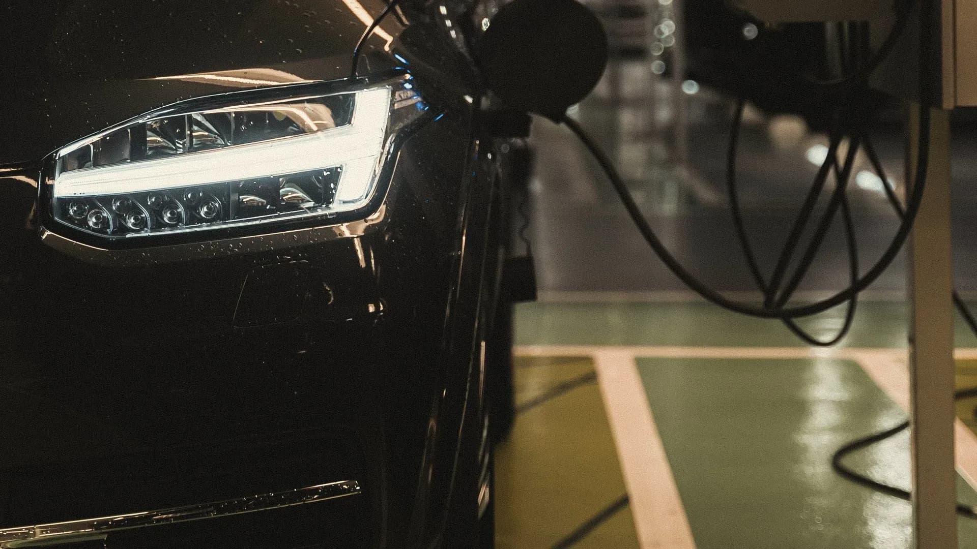 Carregador de carro elétrico em condomínio: o que muda com a nova lei de SP
